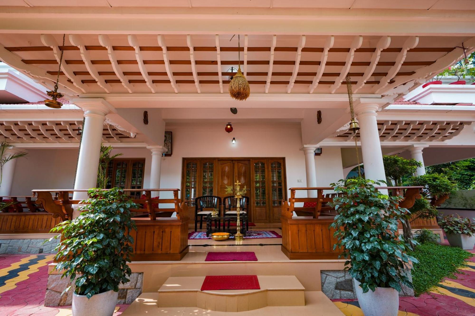 Parudeesa - Heavenly- Luxurious Palace Look-near Cbd - Kerala - India With Breakfast Homestay *